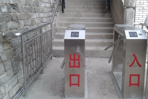 室外?三輥閘下雨天怎么做防護？創新通西安三輥閘廠家為您詳細介紹